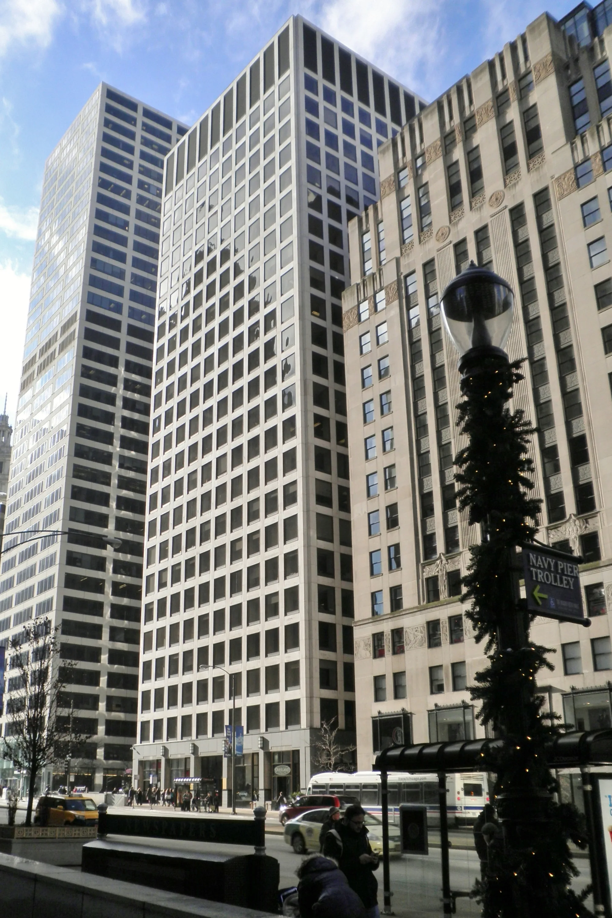 Il 500 North Michigan Avenue sulla Magnificent Mile di Chicago — sede del Consolato Generale d'Italia al 18° piano. Progettato da Skidmore, Owings & Merrill e completato nel 1968.