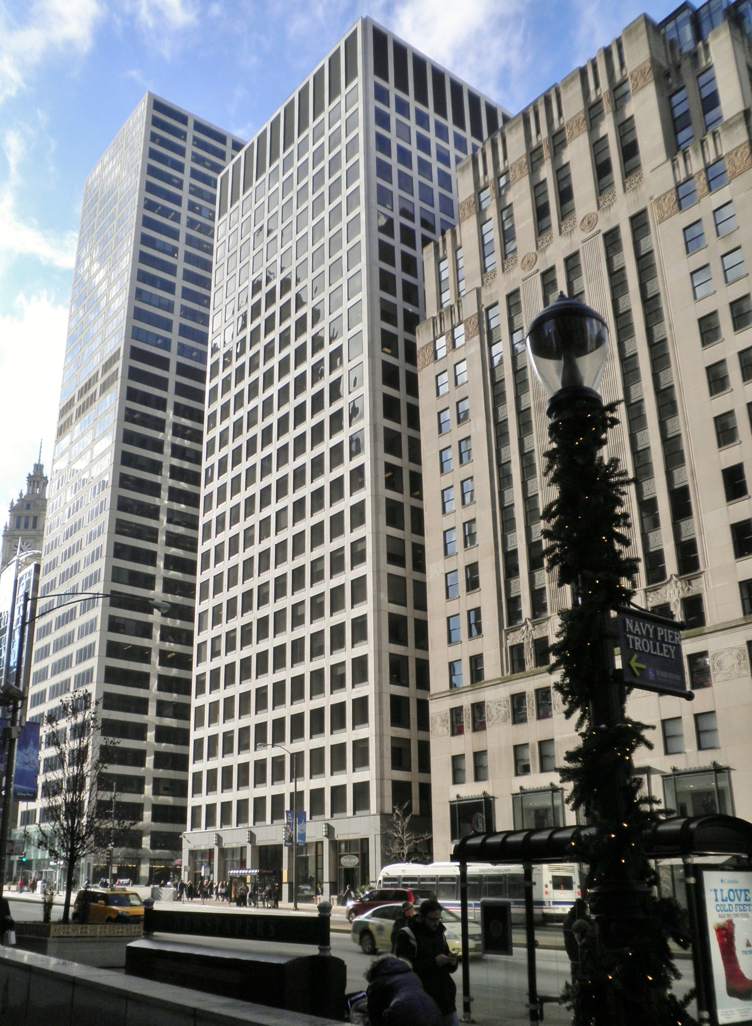 Il 500 North Michigan Avenue sulla Magnificent Mile di Chicago — sede del Consolato Generale d'Italia al 18° piano. Progettato da Skidmore, Owings & Merrill e completato nel 1968.