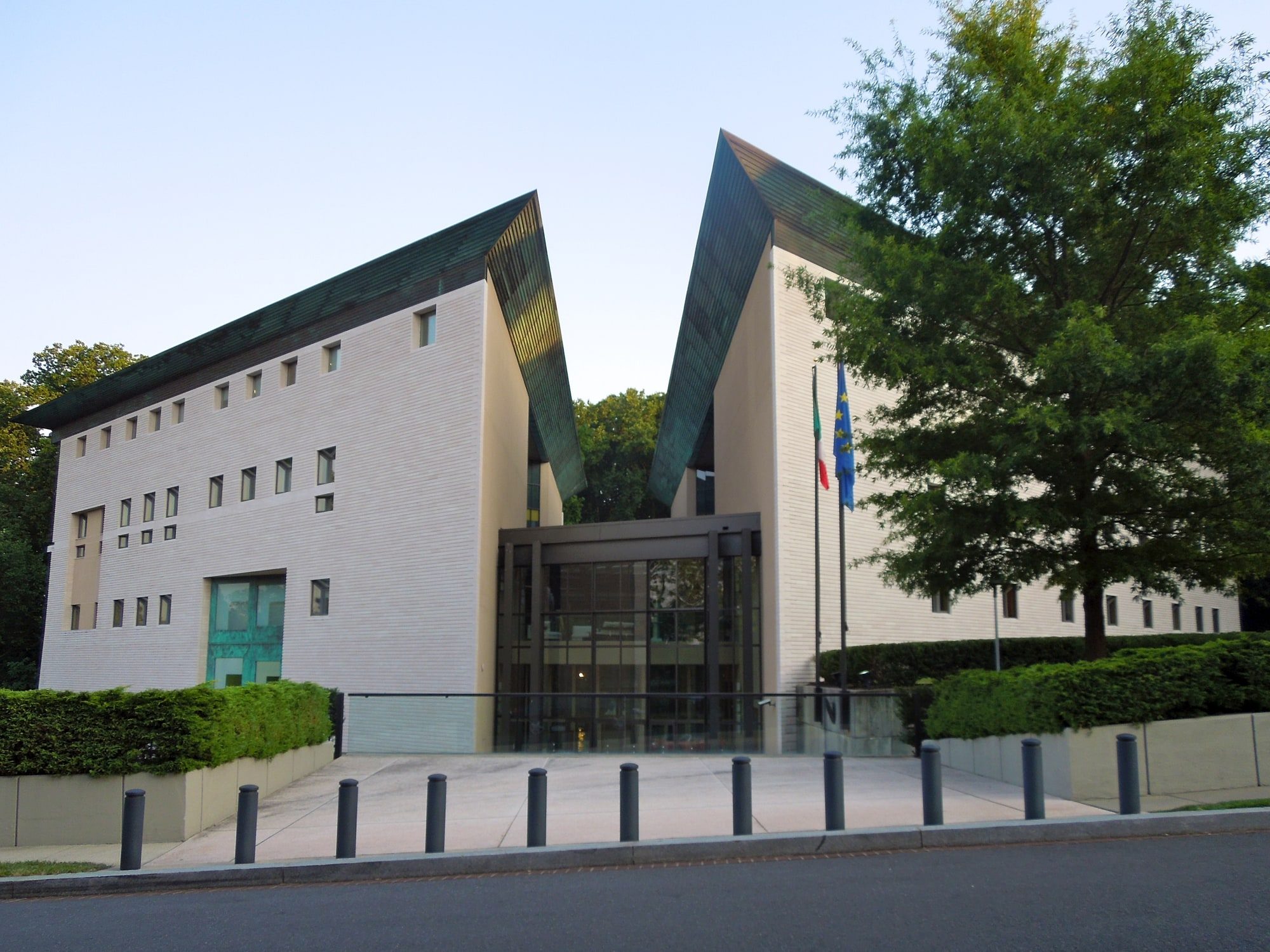 La cancelleria dell'Ambasciata d'Italia al 3000 Whitehaven Street NW, Washington, D.C., progettata da Piero Sartogo e completata nel 2000.
