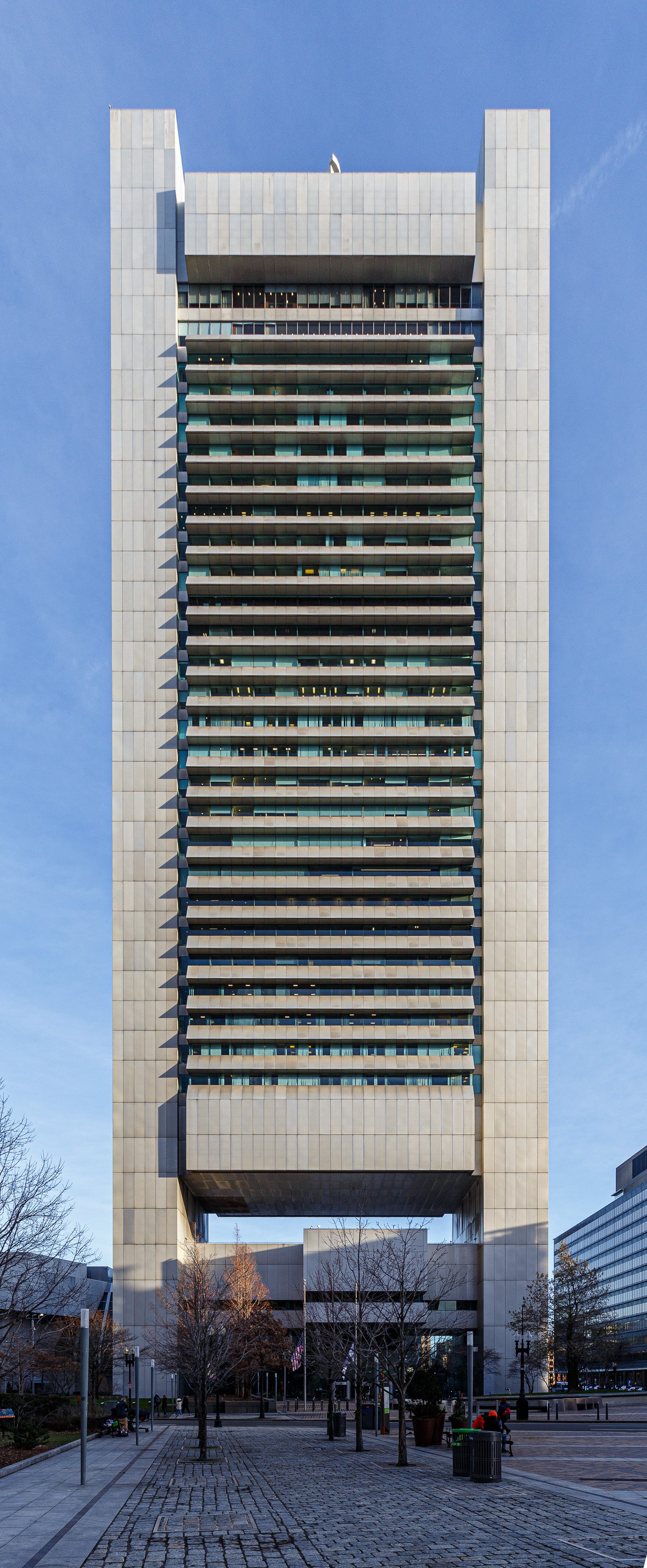 L'edificio della Federal Reserve Bank al 600 Atlantic Avenue, Boston — sede del Consolato Generale d'Italia al 17° piano. Progettato da Hugh Stubbins Jr. e completato nel 1977.