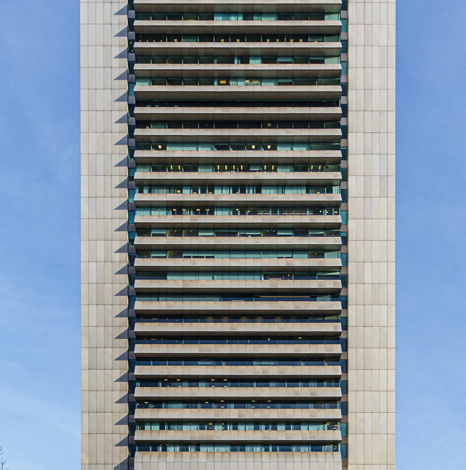 L'edificio della Federal Reserve Bank al 600 Atlantic Avenue, Boston — sede del Consolato Generale d'Italia al 17° piano. Progettato da Hugh Stubbins Jr. e completato nel 1977.