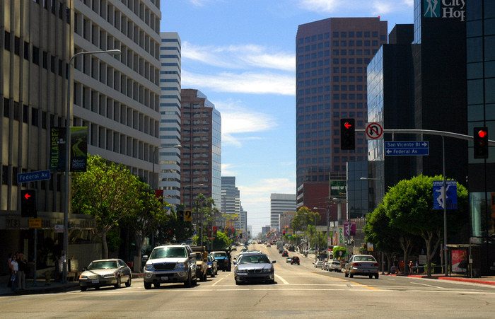 A Wilshire Boulevard na área de Brentwood/Westwood de Los Angeles — perto do Consulado-Geral da Itália no 12424 Wilshire Boulevard.