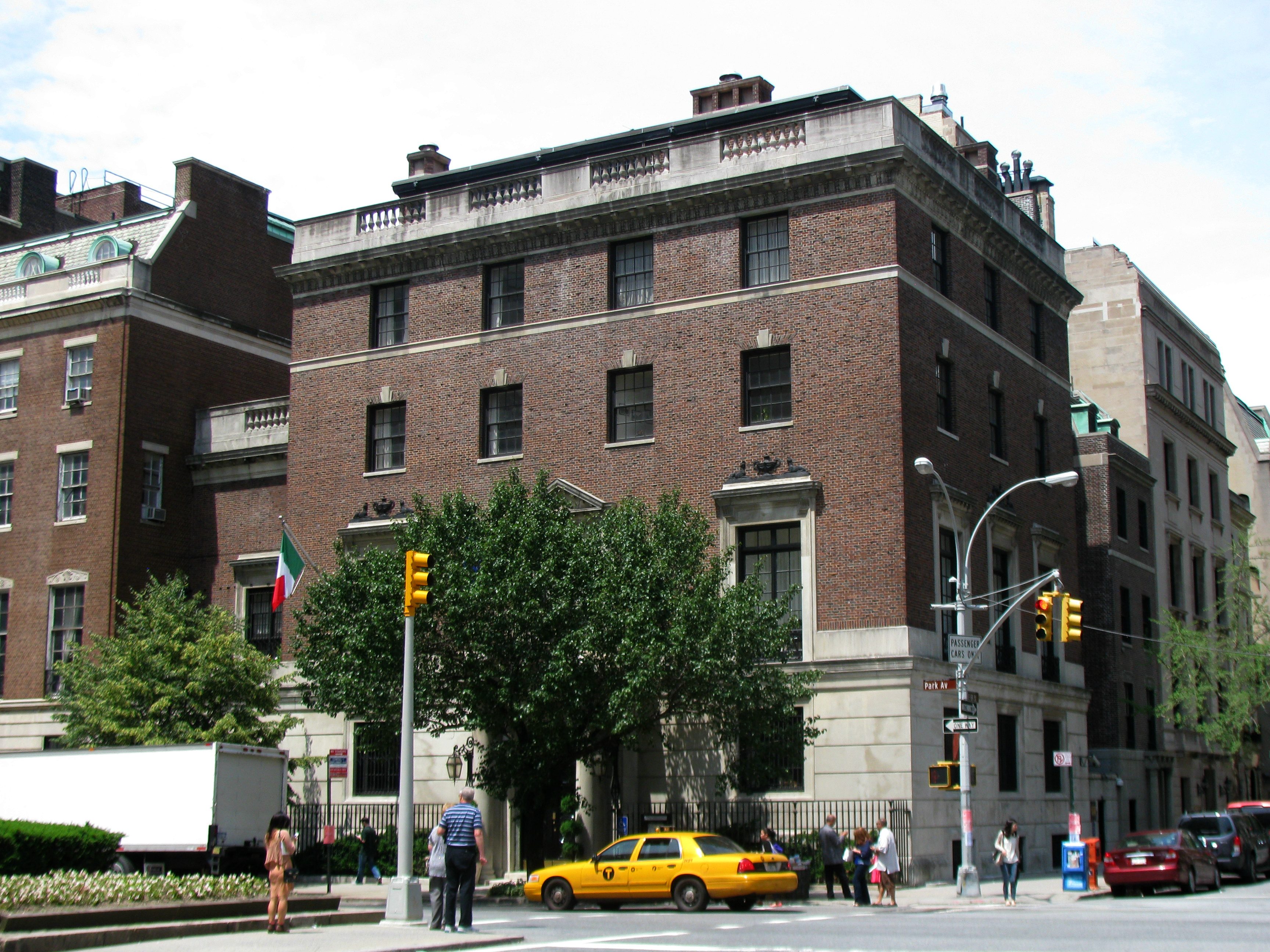 O Consulado-Geral da Itália no 690 Park Avenue, Nova York — uma mansão histórica no Upper East Side.