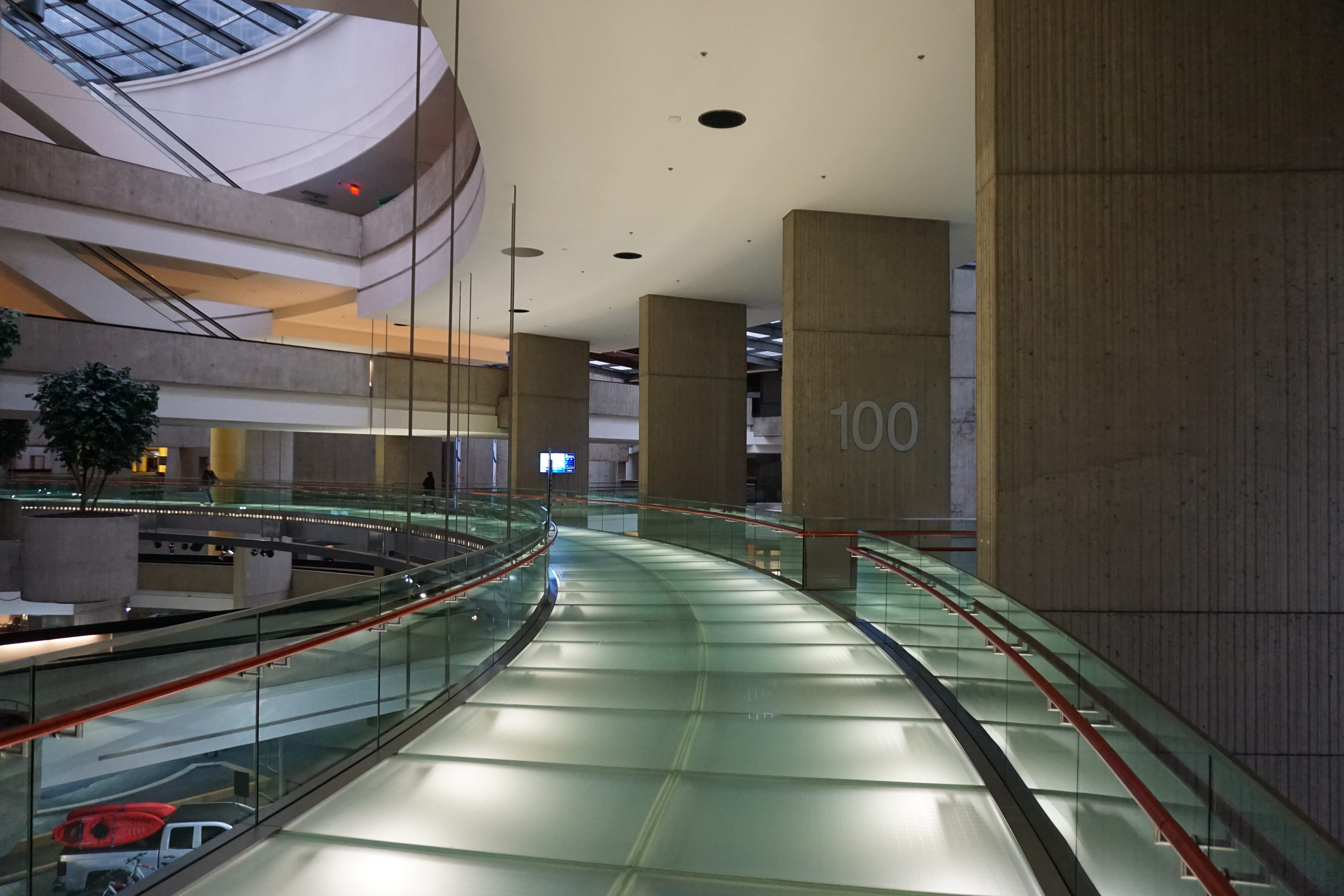 Il Renaissance Center a Detroit — sede del Consolato d'Italia al 9° piano. Progettato da John Portman e completato nel 1977.
